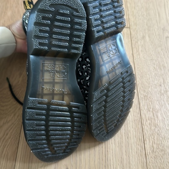 Doc Martens 1460 Lace-Up Boot
GREY LEOPARD, Size 5UK (7 Women New) - Picture 3 of 9